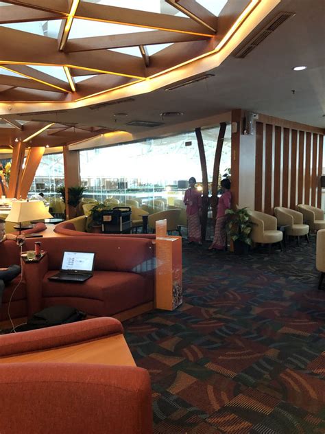 qantas lounge denpasar airport.